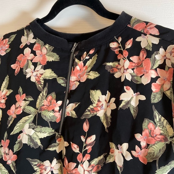Forever 21 Floral Black Women's Top size small - Picture 6 of 8